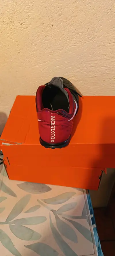 Zapatillas Nike negras y rojas - miniatura 2