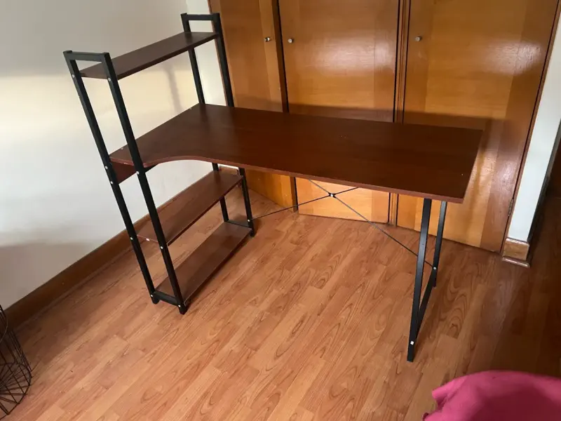 Escritorio con estantería de madera - 1
