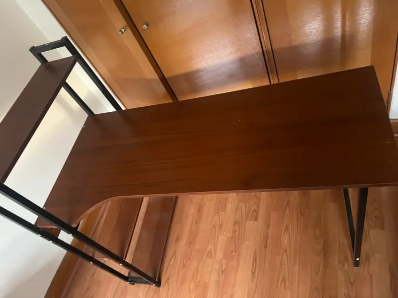 Escritorio con estantería de madera - 2