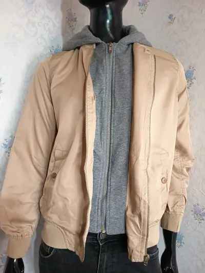 Chaqueta beige y polerón gris - miniatura 1