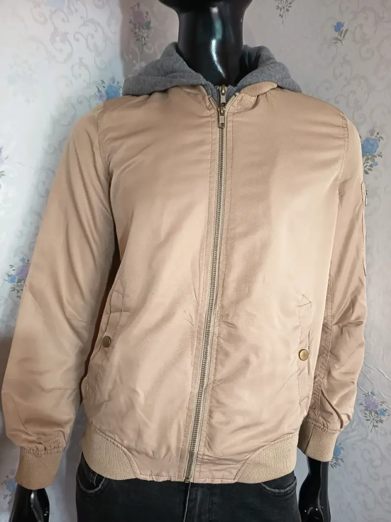 Chaqueta beige y polerón gris - 3
