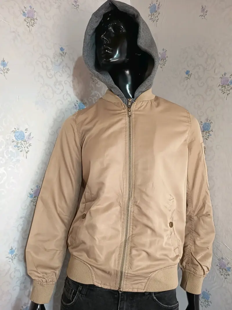 Chaqueta beige y polerón gris - 4