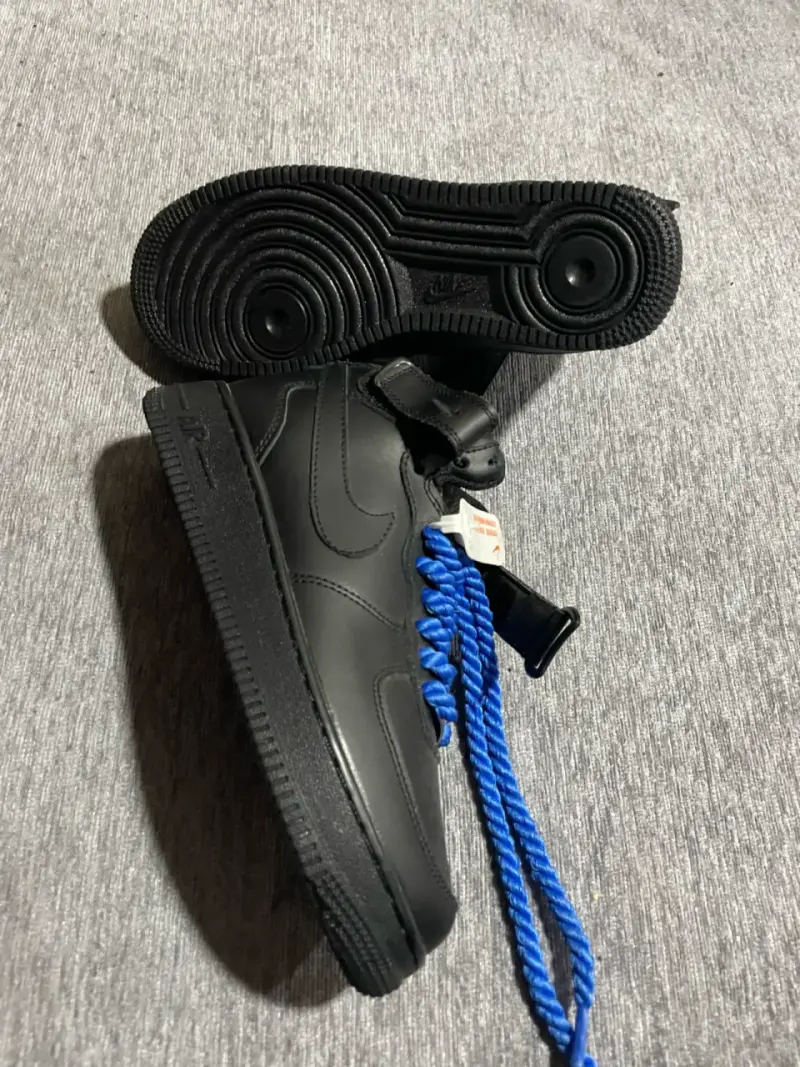Zapatillas negras con cordones azules - 1