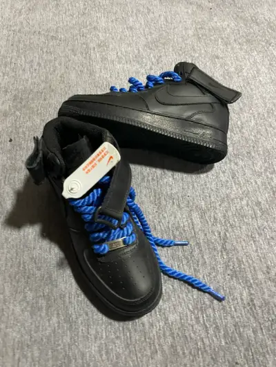 Zapatillas negras con cordones azules - miniatura 2