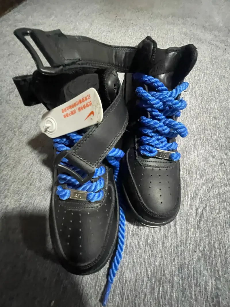 Zapatillas negras con cordones azules - 3