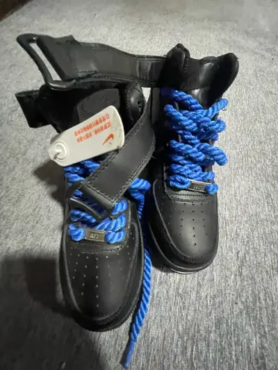 Zapatillas negras con cordones azules - miniatura 3