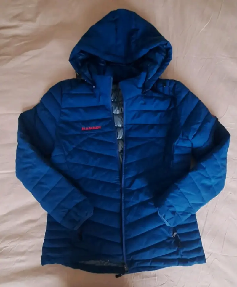 Chaqueta azul con capucha