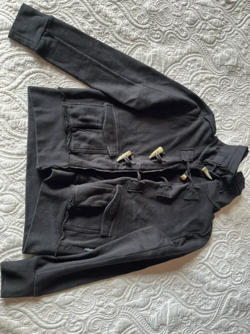 Chaqueta negra con broches - 1