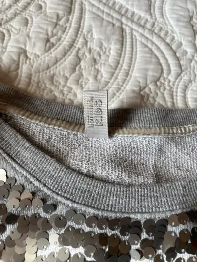 Polerón gris con lentejuelas - miniatura 2