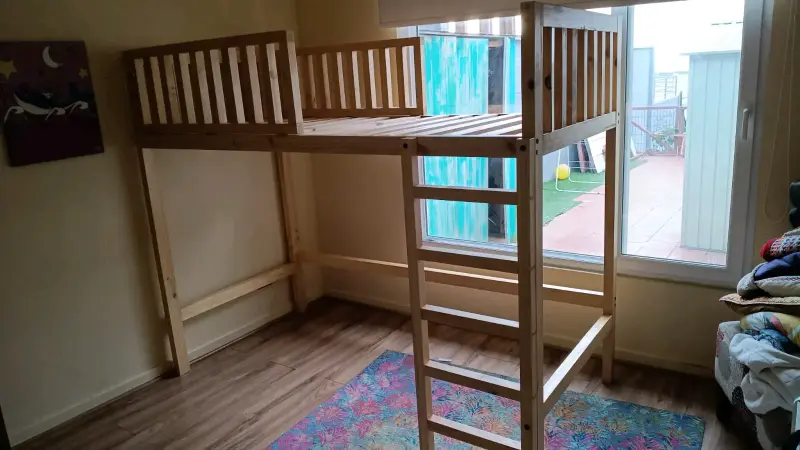 Cama alta de madera para niños