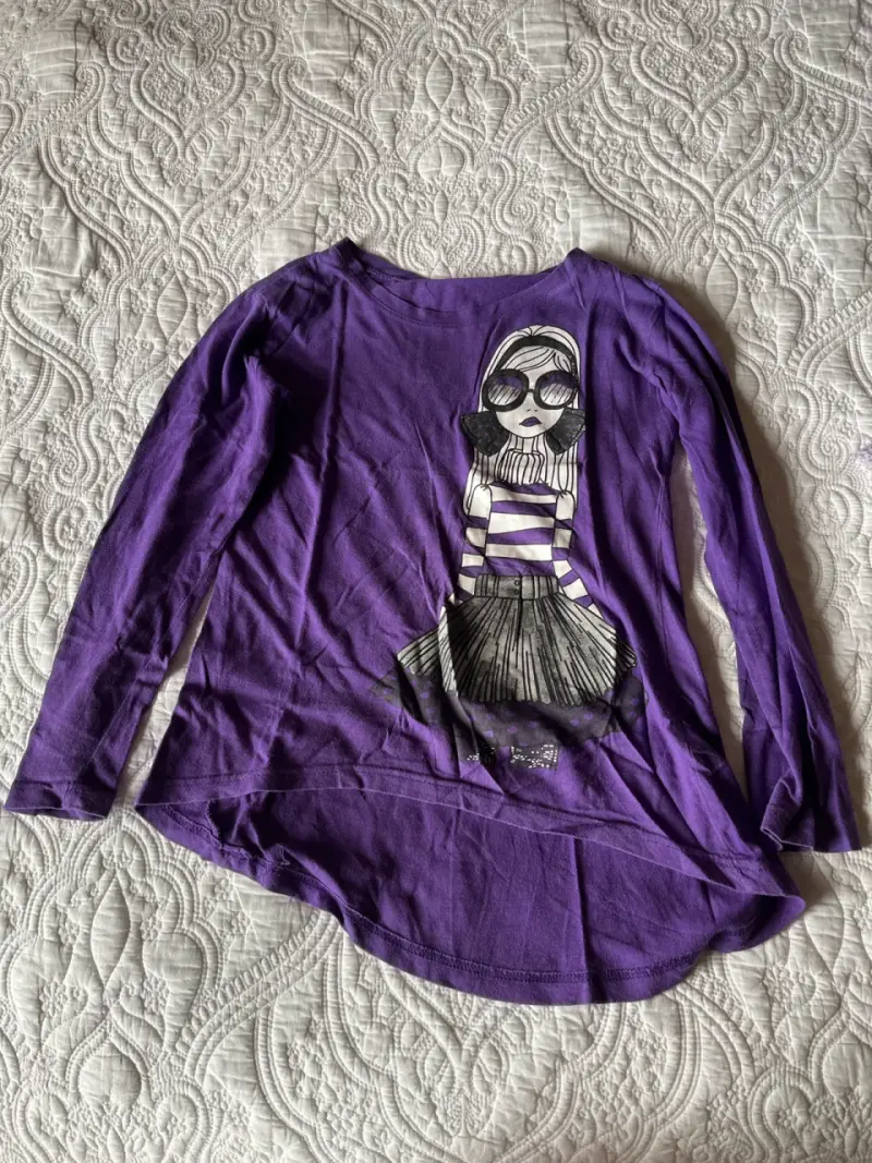 Polera morada con gráfico - 1