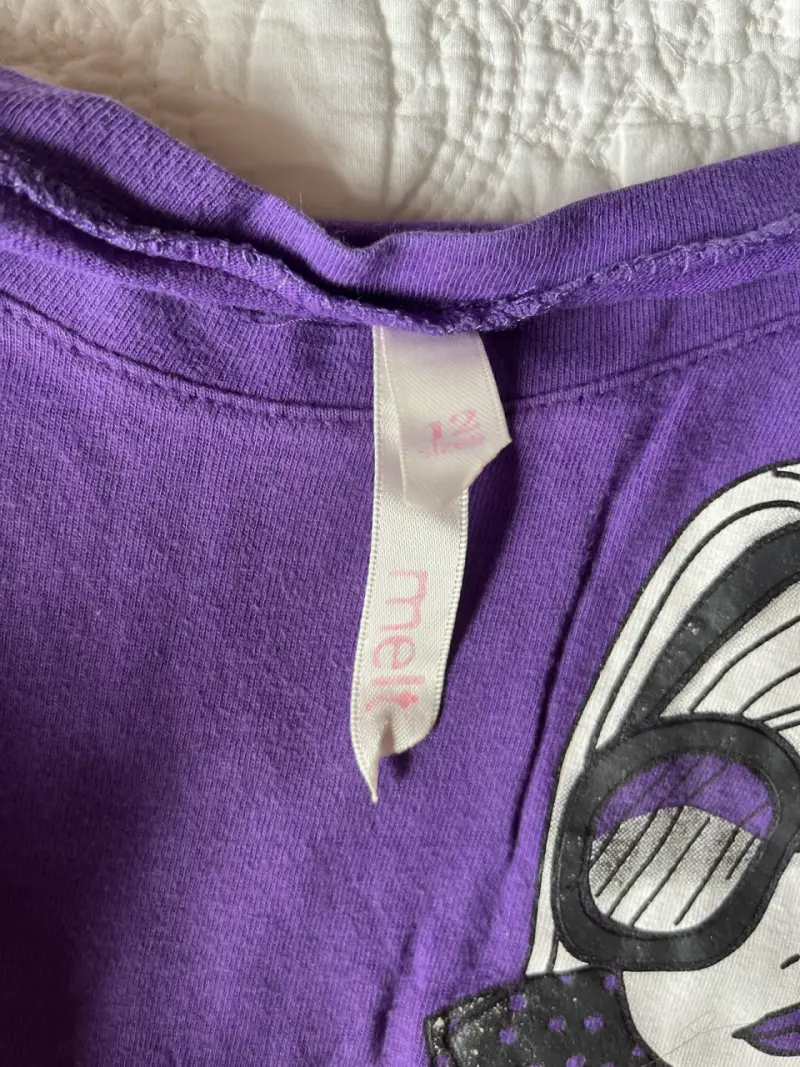 Polera morada con gráfico - 2