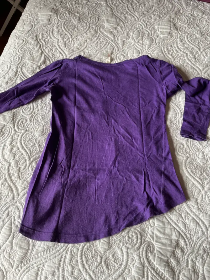 Polera morada con gráfico - 3