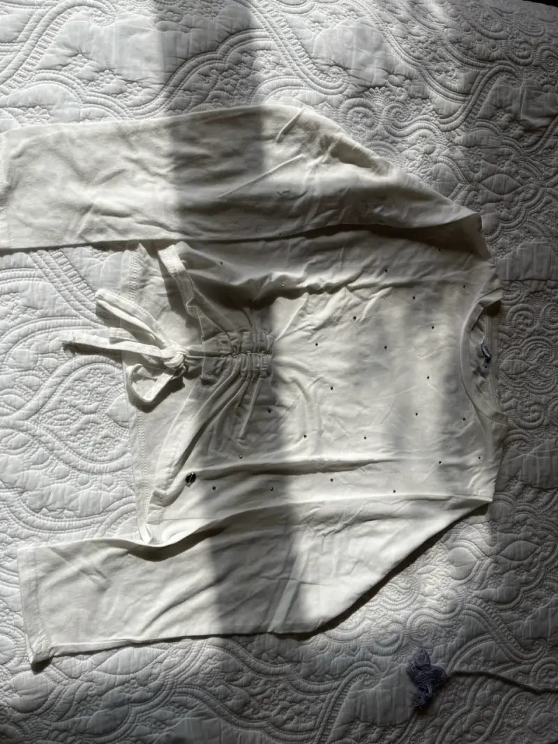 Blusa blanca con detalle de lazo - 1
