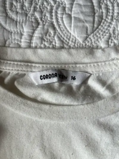 Blusa blanca con detalle de lazo - miniatura 2