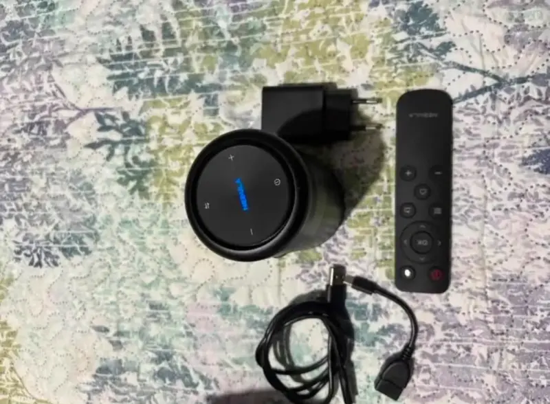 Proyector portátil Nebula con accesorios - 2