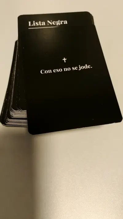 Juego de cartas humor negro - miniatura 3