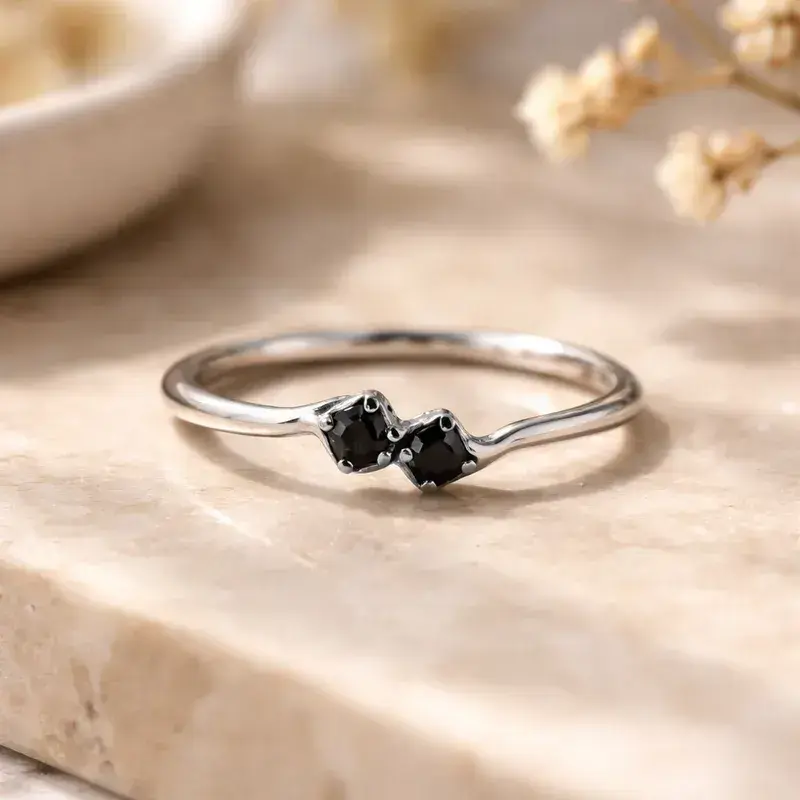 Anillo de plata con piedras negras - 1