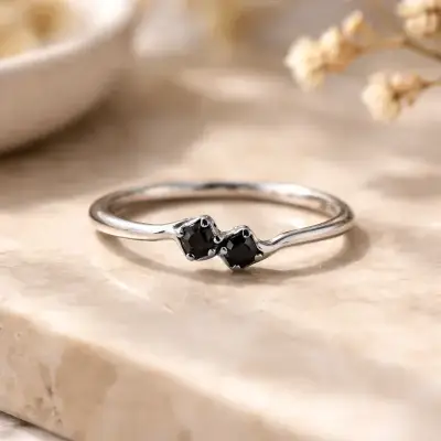 Anillo de plata con piedras negras - miniatura 1