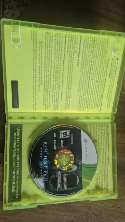 Resident Evil Revelations - Xbox 360 - miniatura 2