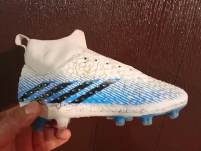 Botines de fútbol blancos y azules - miniatura 1
