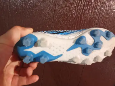 Botines de fútbol blancos y azules - miniatura 2