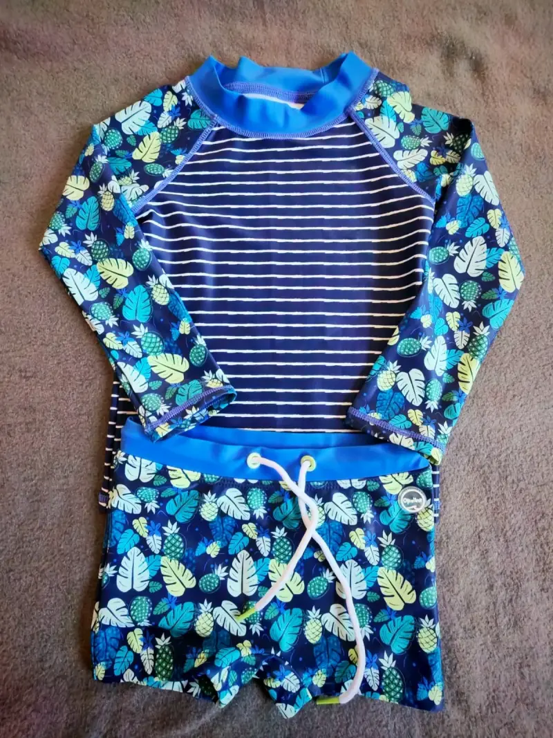 Traje de baño infantil hojas