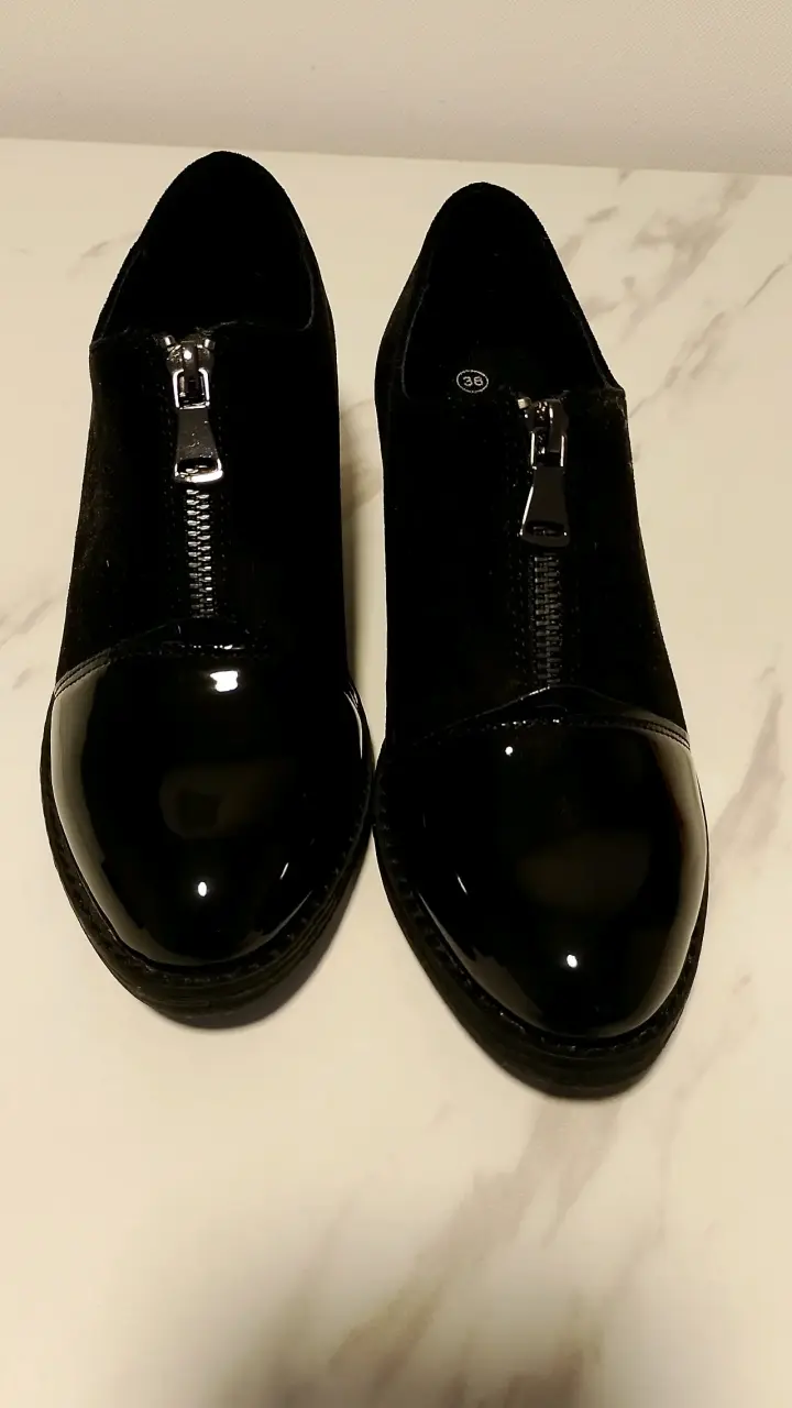 Zapatos negros con cierre frontal - 1
