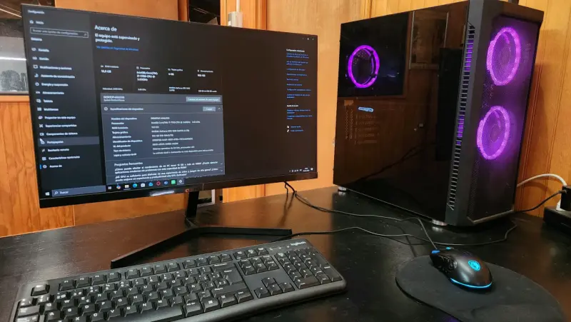 PC de escritorio con monitor - 1