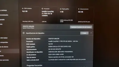 PC de escritorio con monitor - miniatura 2