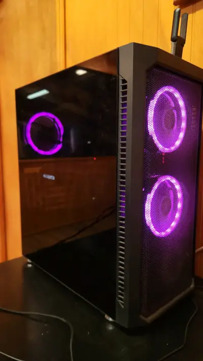 PC de escritorio con monitor - miniatura 3