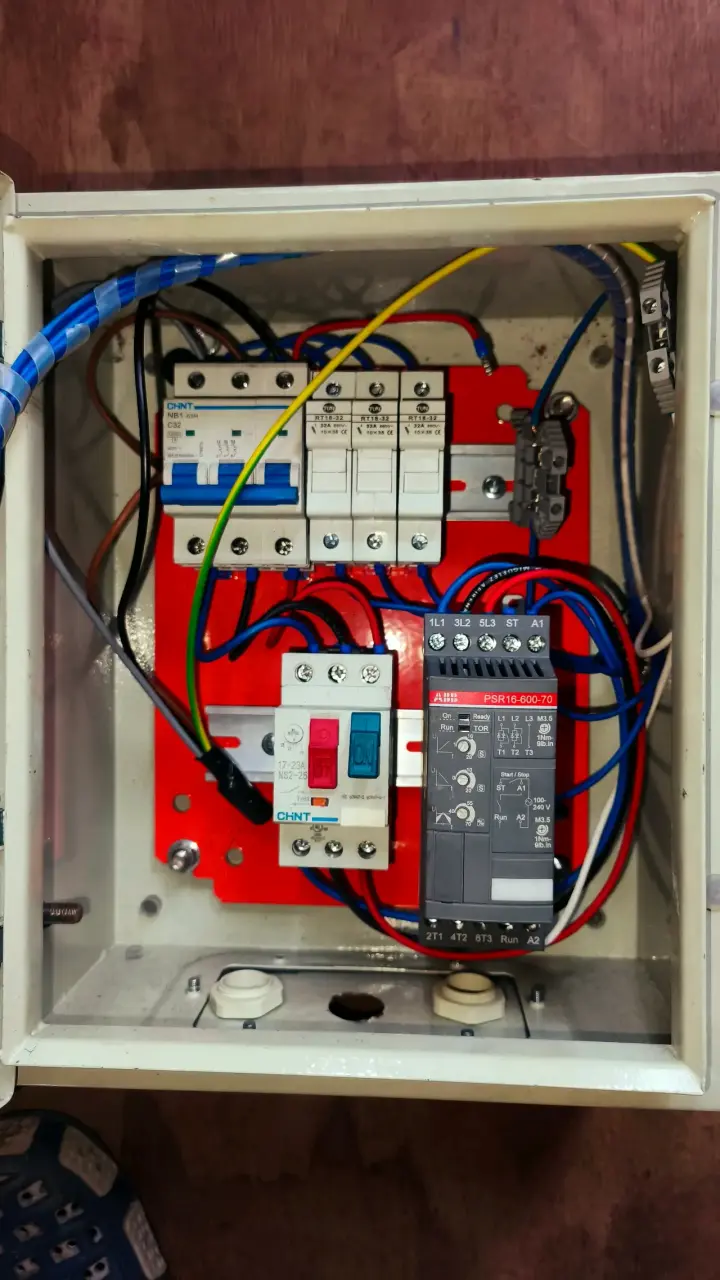 Caja eléctrica trifásica de con disyuntores - 1