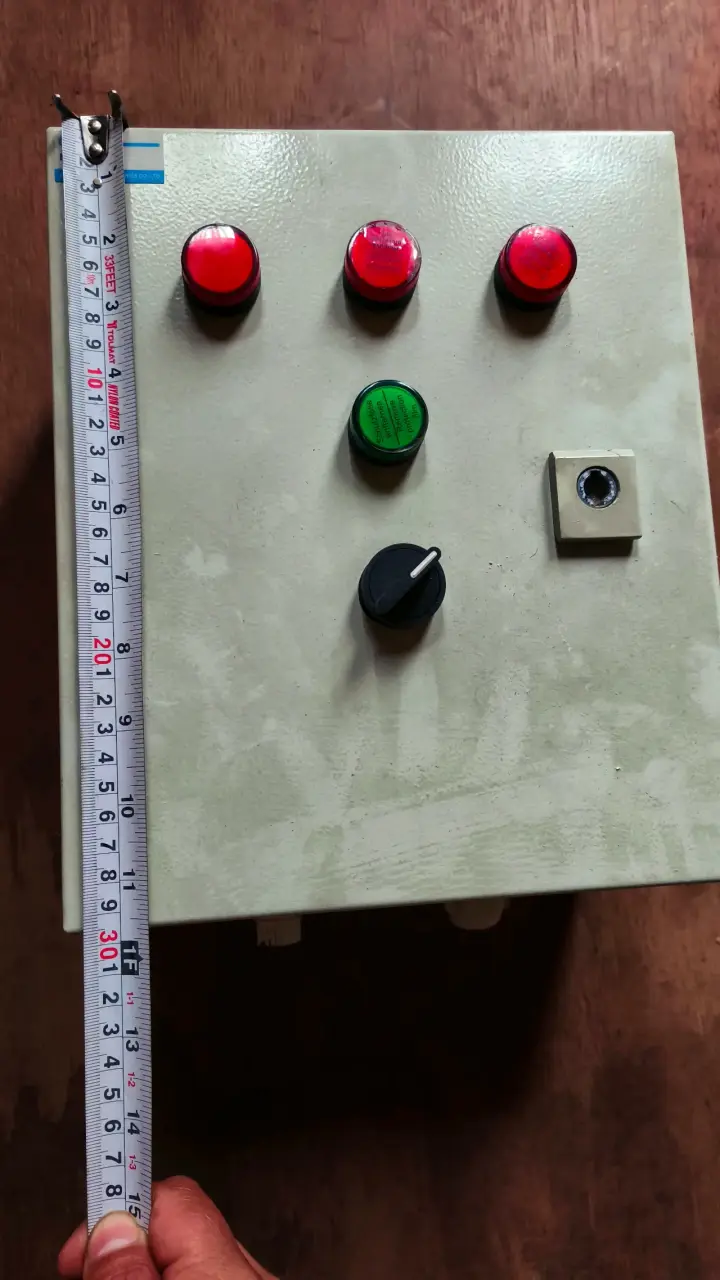Caja eléctrica trifásica de con disyuntores - 2