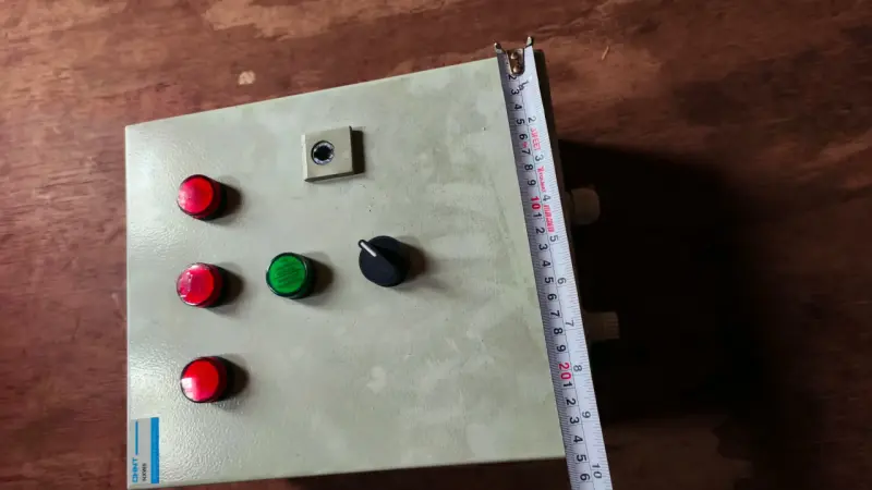 Caja eléctrica trifásica de con disyuntores - 3
