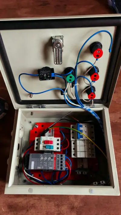 Caja eléctrica trifásica de con disyuntores - miniatura 5