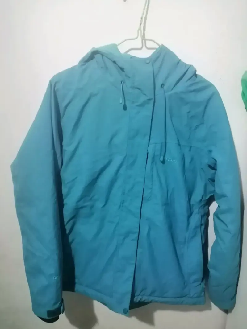 Chaqueta azul con capucha