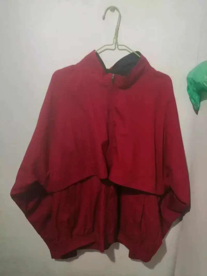 Chaqueta cortavientos roja