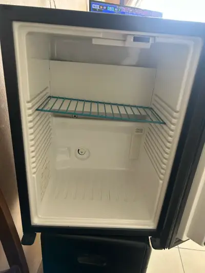 Refrigerador pequeño negro - miniatura 1