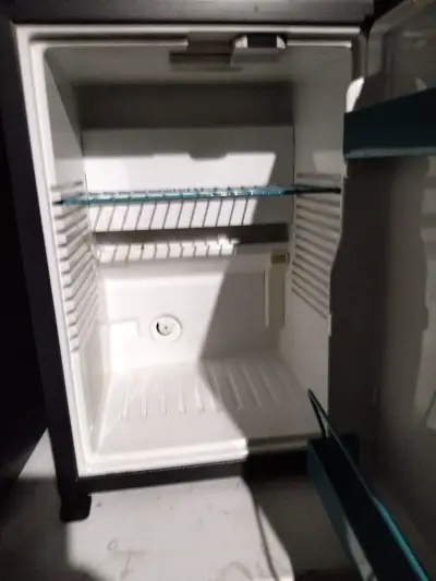 Refrigerador pequeño negro - miniatura 2