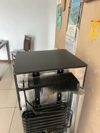Refrigerador pequeño negro - miniatura 3