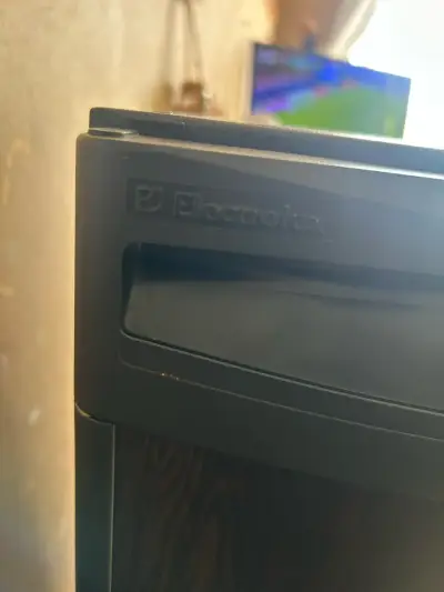 Refrigerador pequeño negro - miniatura 4
