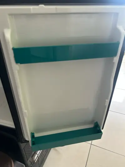 Refrigerador pequeño negro - miniatura 6