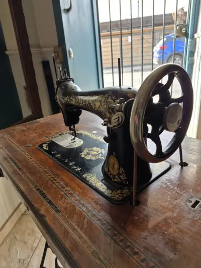 Máquina de coser Singer antigua - miniatura 3