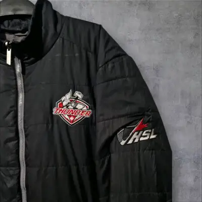 Chaqueta negra con logotipo - miniatura 2