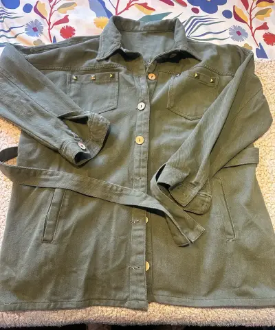 Chaqueta verde militar con cinturón - miniatura 1