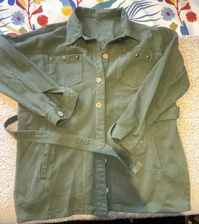 Chaqueta verde militar con cinturón - miniatura 2