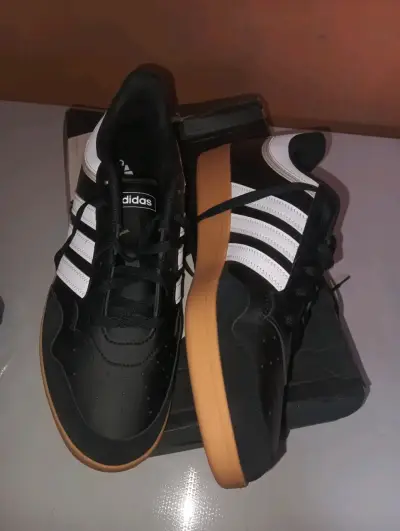 Zapatillas deportivas negras y blancas - miniatura 1