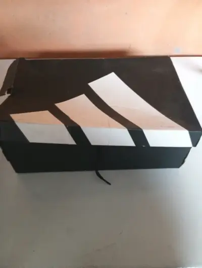 Zapatillas deportivas negras y blancas - miniatura 2