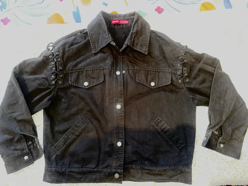 Chaqueta negra con detalles de encaje - 1
