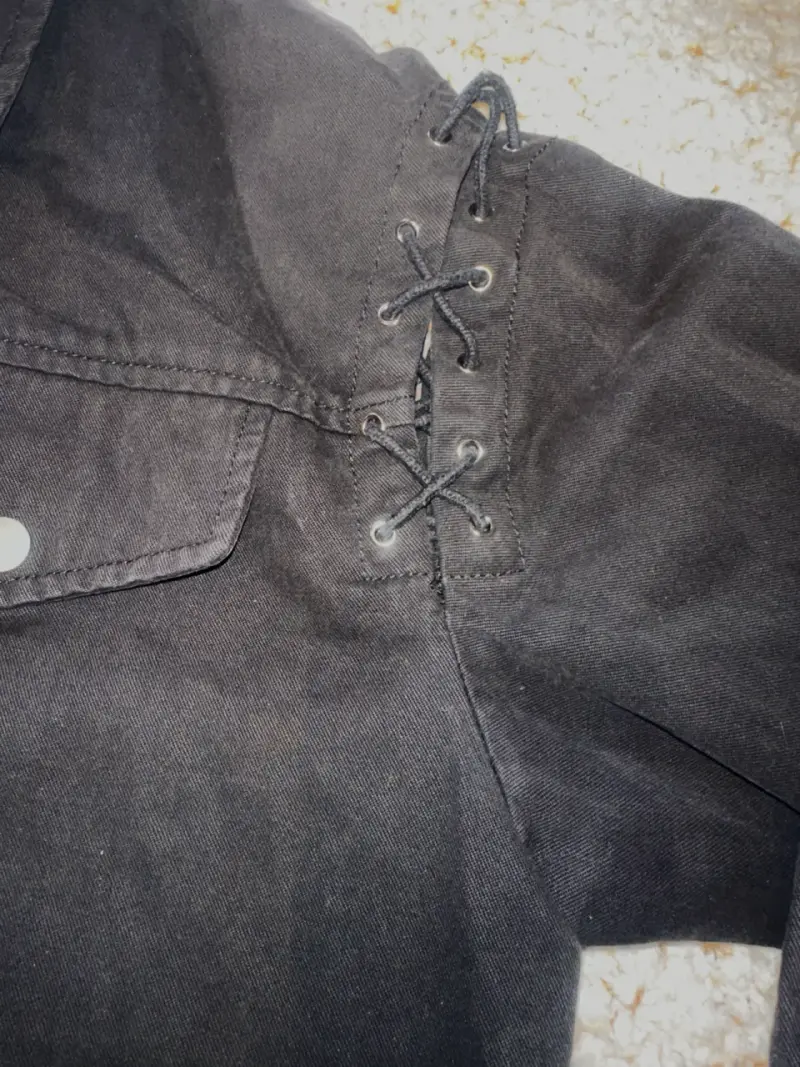 Chaqueta negra con detalles de encaje - 3